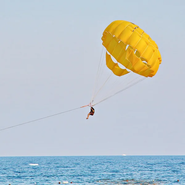 Parasailing in blauem Himmel — Stockfoto