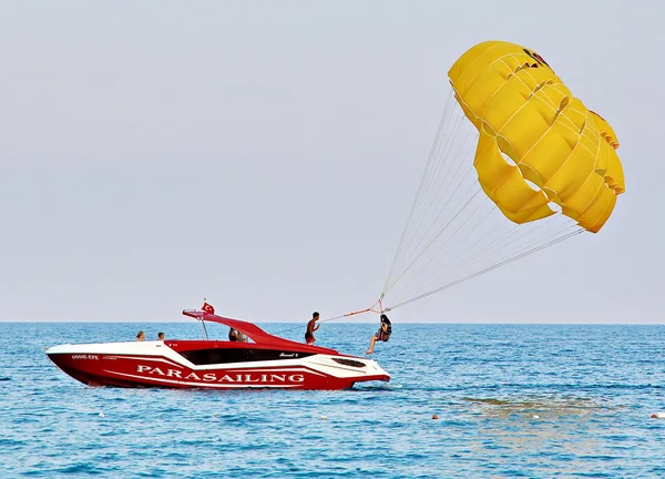 Parasailing em um céu azul — Fotografia de Stock