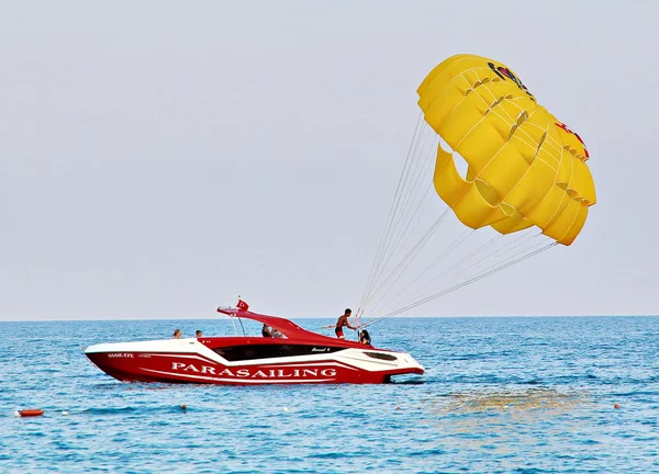 Parasailing em um céu azul — Fotografia de Stock