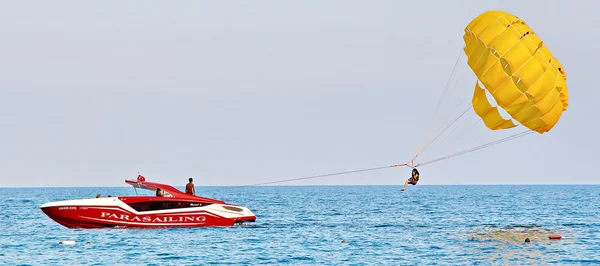 Parasailing in a blue sky — Stock Photo, Image