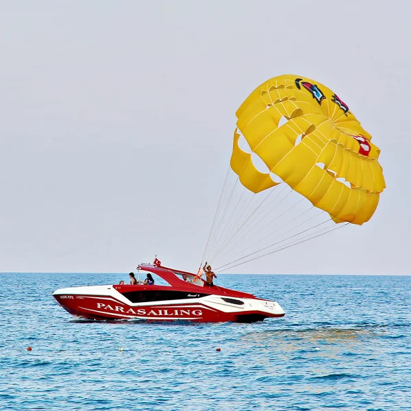 Parasailing em um céu azul — Fotografia de Stock