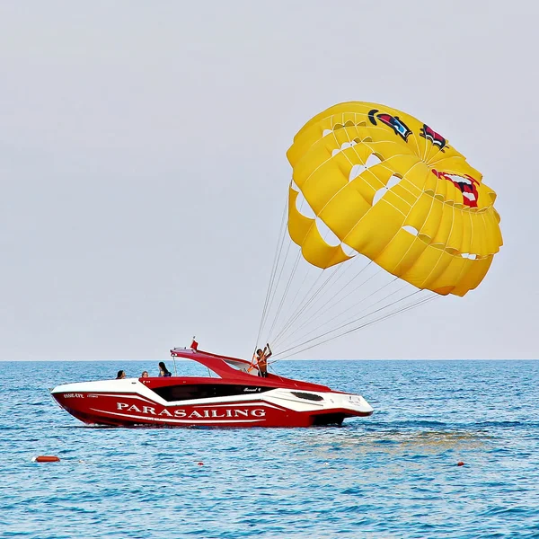Mavi gökyüzünde parasailing