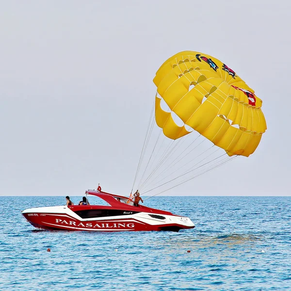 Parasailing em um céu azul — Fotografia de Stock