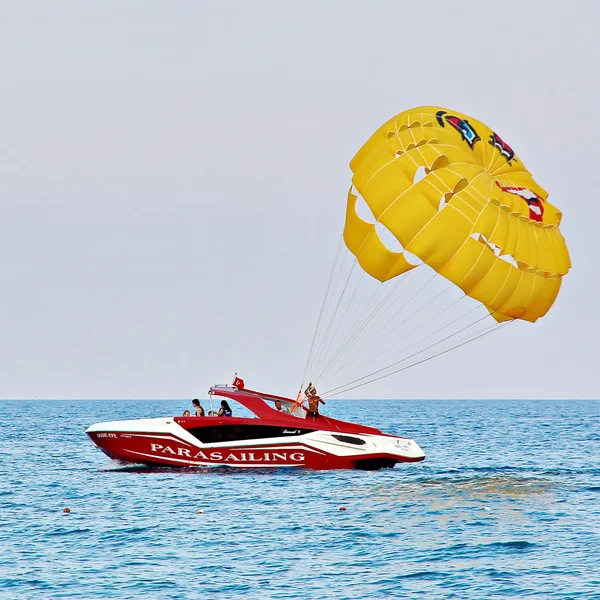 Parasailing in a blue sky — Stock Photo, Image