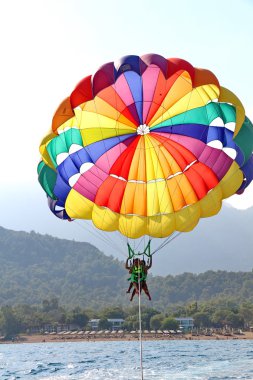 Mavi gökyüzünde parasailing