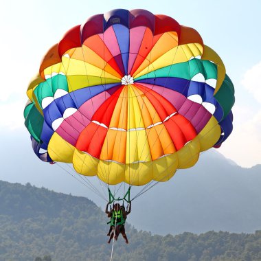 Mavi gökyüzünde parasailing