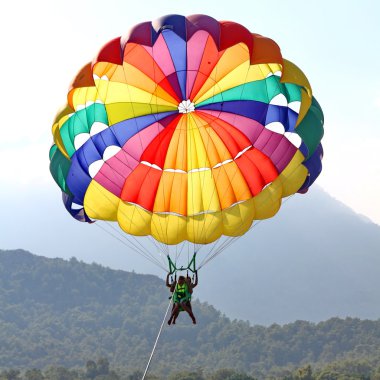 Mavi gökyüzünde parasailing