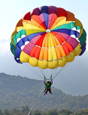 Mavi gökyüzünde parasailing