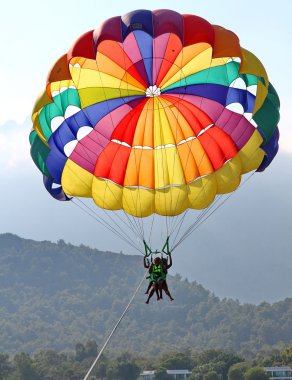 Mavi gökyüzünde parasailing