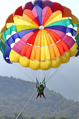 Mavi gökyüzünde parasailing
