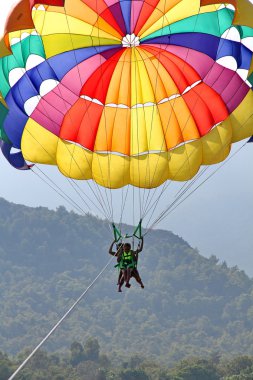 Mavi gökyüzünde parasailing