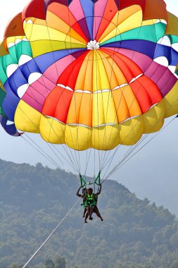 Mavi gökyüzünde parasailing