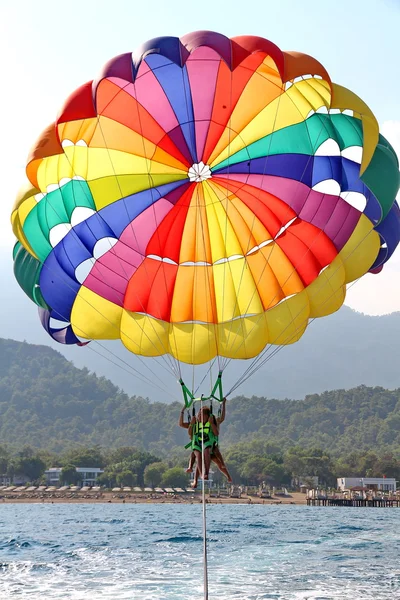 Mavi gökyüzünde parasailing