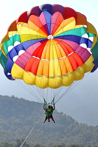 Mavi gökyüzünde parasailing