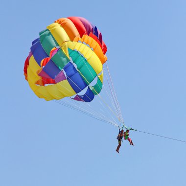 Mavi gökyüzünde parasailing