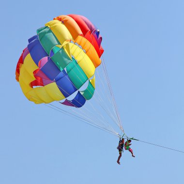 Mavi gökyüzünde parasailing