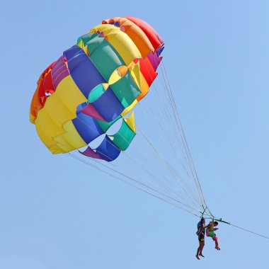 Mavi gökyüzünde parasailing