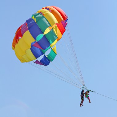 Mavi gökyüzünde parasailing