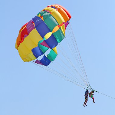 Mavi gökyüzünde parasailing