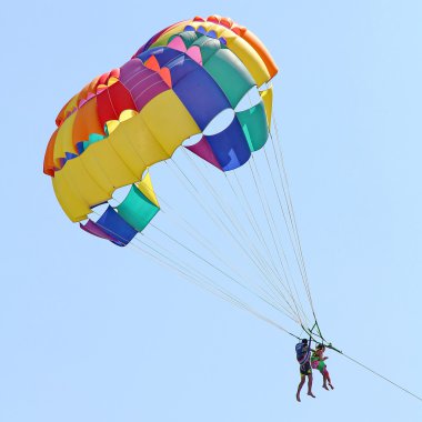 Mavi gökyüzünde parasailing