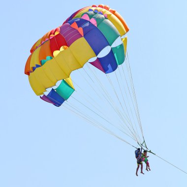 Mavi gökyüzünde parasailing