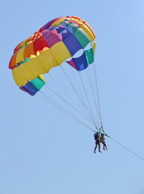 Mavi gökyüzünde parasailing