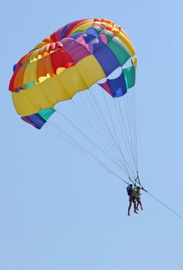Mavi gökyüzünde parasailing