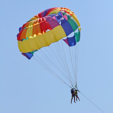 Mavi gökyüzünde parasailing