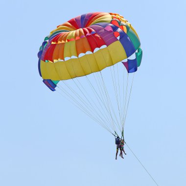 Mavi gökyüzünde parasailing