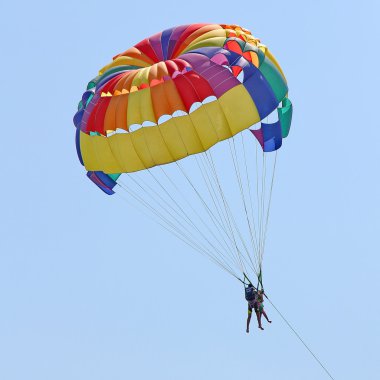 Mavi gökyüzünde parasailing
