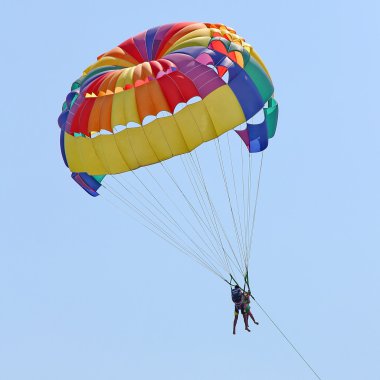 Mavi gökyüzünde parasailing