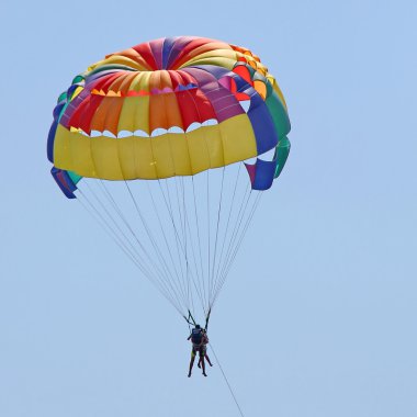 Mavi gökyüzünde parasailing