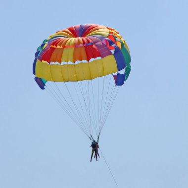 Mavi gökyüzünde parasailing
