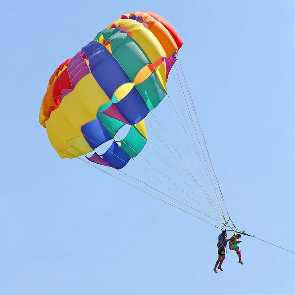 Parasailing in blauem Himmel — Stockfoto