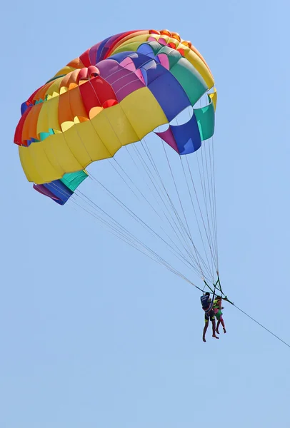 Parachutisme dans un ciel bleu — Photo