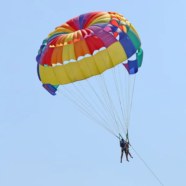 Parasailing in blauem Himmel — Stockfoto