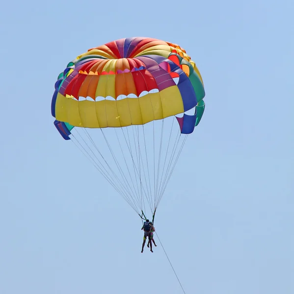 Mavi gökyüzünde parasailing — Stok fotoğraf