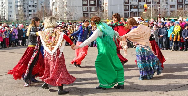 Maslenitsa, unas vacaciones tradicionales de primavera en Rusia . — Foto de Stock