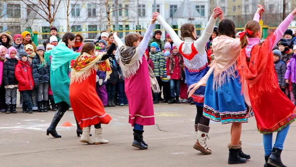 Maslenitsa, unas vacaciones tradicionales de primavera en Rusia . — Foto de Stock