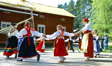 Kimliği belirsiz dansçıları folklor topluluğu