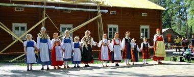Kimliği belirsiz dansçıları folklor topluluğu