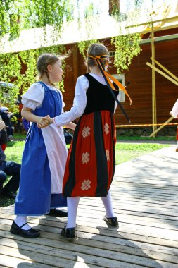 Kimliği belirsiz dansçıları folklor topluluğu