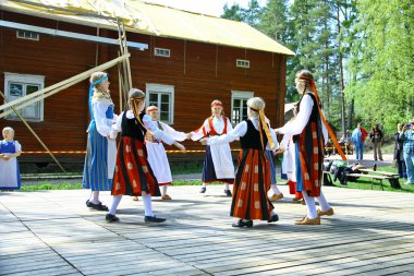 Kimliği belirsiz dansçıları folklor topluluğu