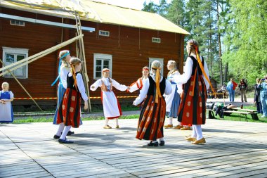 Kimliği belirsiz dansçıları folklor topluluğu