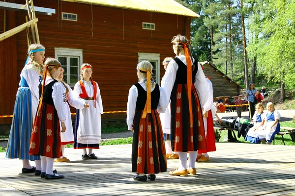 Неизвестные танцоры в фольклорном ансамбле — стоковое фото