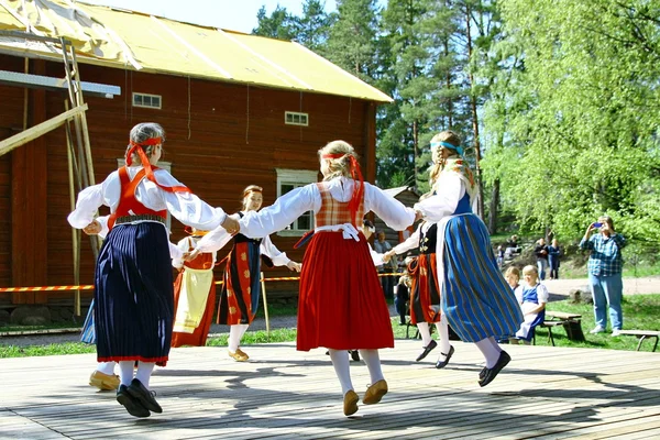 Niet-geïdentificeerde dansers in folklore ensemble — Stockfoto