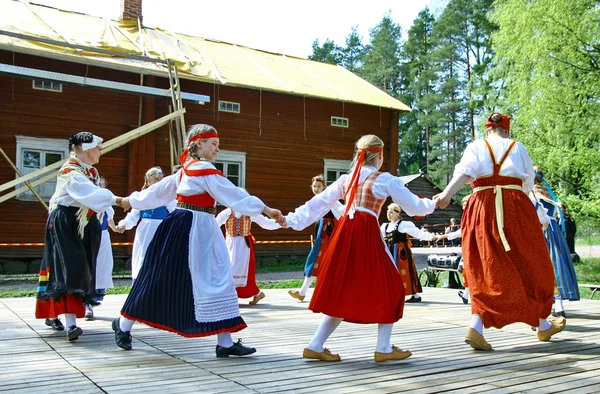 Niet-geïdentificeerde dansers in folklore ensemble — Stockfoto