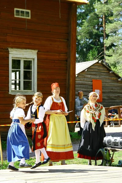 Neznámé tanečníky v folklórní soubor — Stock fotografie