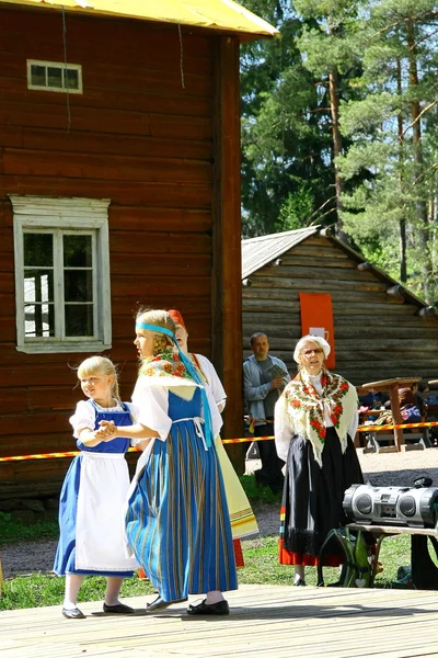 Неизвестные танцоры в фольклорном ансамбле — стоковое фото