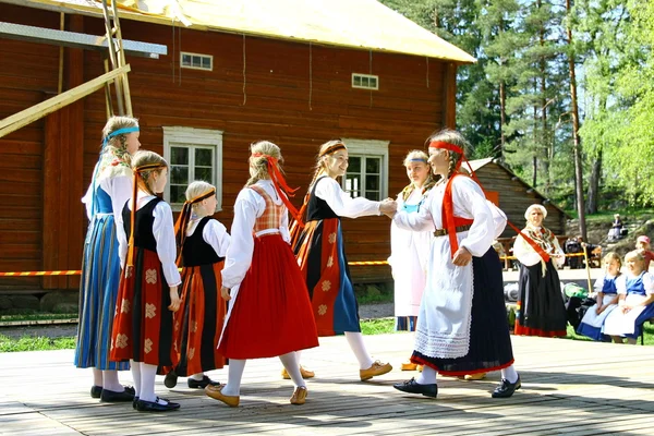 Kimliği belirsiz dansçıları folklor topluluğu
